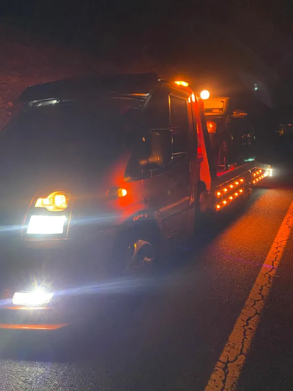 Sirge Mahallesi’nde yolda kalan müşterimize 22:00’de hızlı şekilde ulaştık. Poyraz Assist olarak güvenli oto çekici hizmetiyle aracı Uşak’taki yetkili servise teslim ettik.