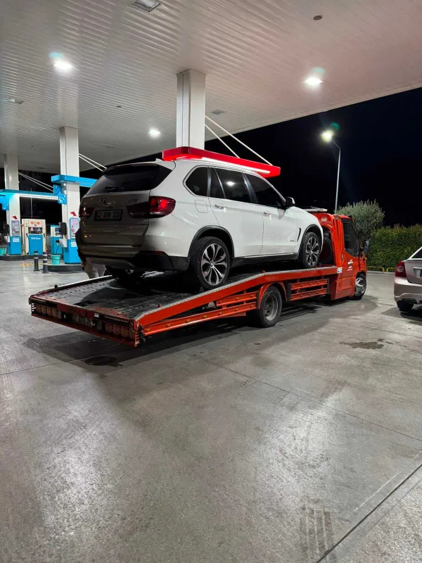 Karabol, Çınarcık ve D300 hattında arızalanan BMW X5 lüks aracın Uşak\\\\\\\'tan Konya\\\\\\\'ya kaskolu, sigortalı ve kayar kasa ile transfer operasyonu detayları.